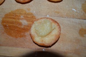 pâte crue déposer sous le macaron