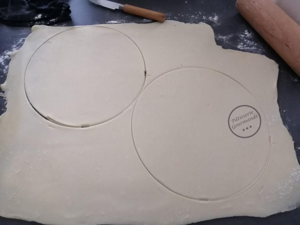 disques découper dans la pâte feuilletée inversée